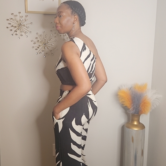 Gracefully Bold One-Shoulder Two-Piece Set - Picture 4 of 6